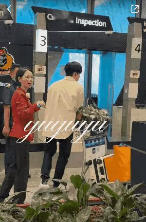 王楚钦正在新加坡机场办理退税手续，买了一堆奢侈品LV，不仅不用交税，还要办理退税