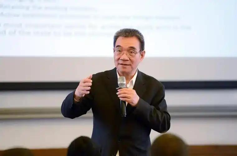 著名经济学家林毅夫曾在一次公开演讲中作出大胆判断：“快的话一两年，慢的话两三年，