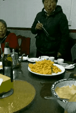 邻居们一起聚餐，看这大妈，为了吃上自己爱吃的菜，围着桌子转了一圈，最后端起盘子，