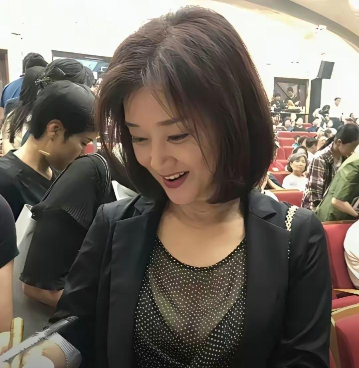 宋祖英近照曝光，真的被狠狠惊艳到了！已经60岁的她，韵味犹存，皮肤依旧紧致光滑，