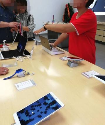 江西南昌，男子花12298元买了一部华为手机，使用一年后，手机出现卡顿、死机、暗