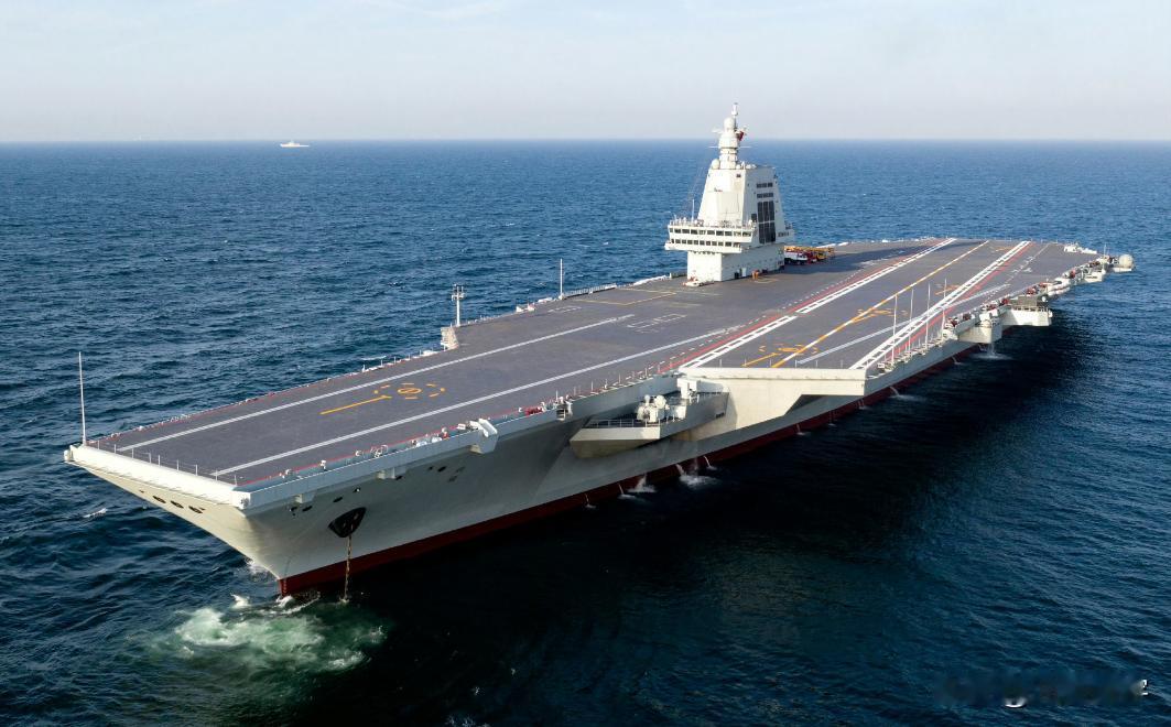 “忽报人间曾伏虎，泪飞顿作倾盆雨。”，“雄关漫道真如铁，而今迈步从头越”。“今日