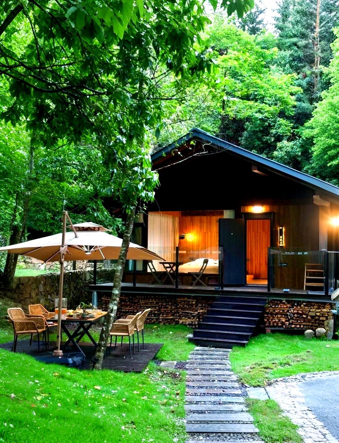 临江仙 · 木屋幽居

木屋奇峰集翠，幽居狭路留芳。盘旋长道入山庄。水深清皎洁，