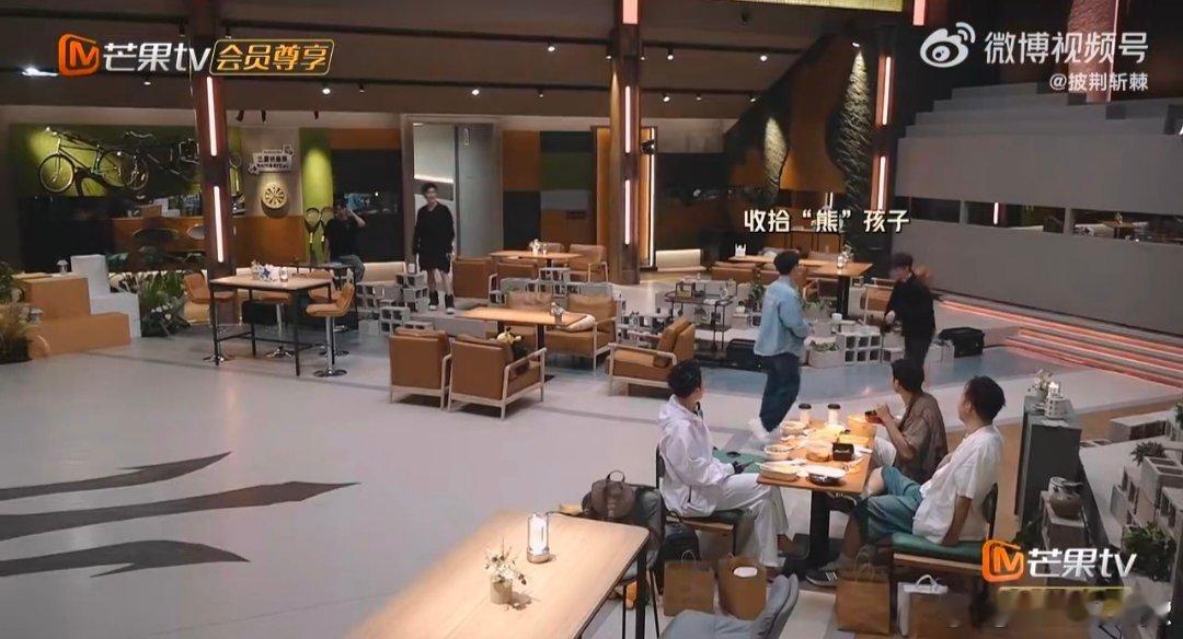 #高卿尘贴脸开大尤长靖#高卿尘这梗玩得太溜了，居然想对尤长靖来句“你是我的神”，