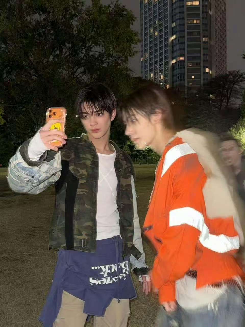 严成铉安乾镐与致敬世界名画《呐喊》Martin 的合照 