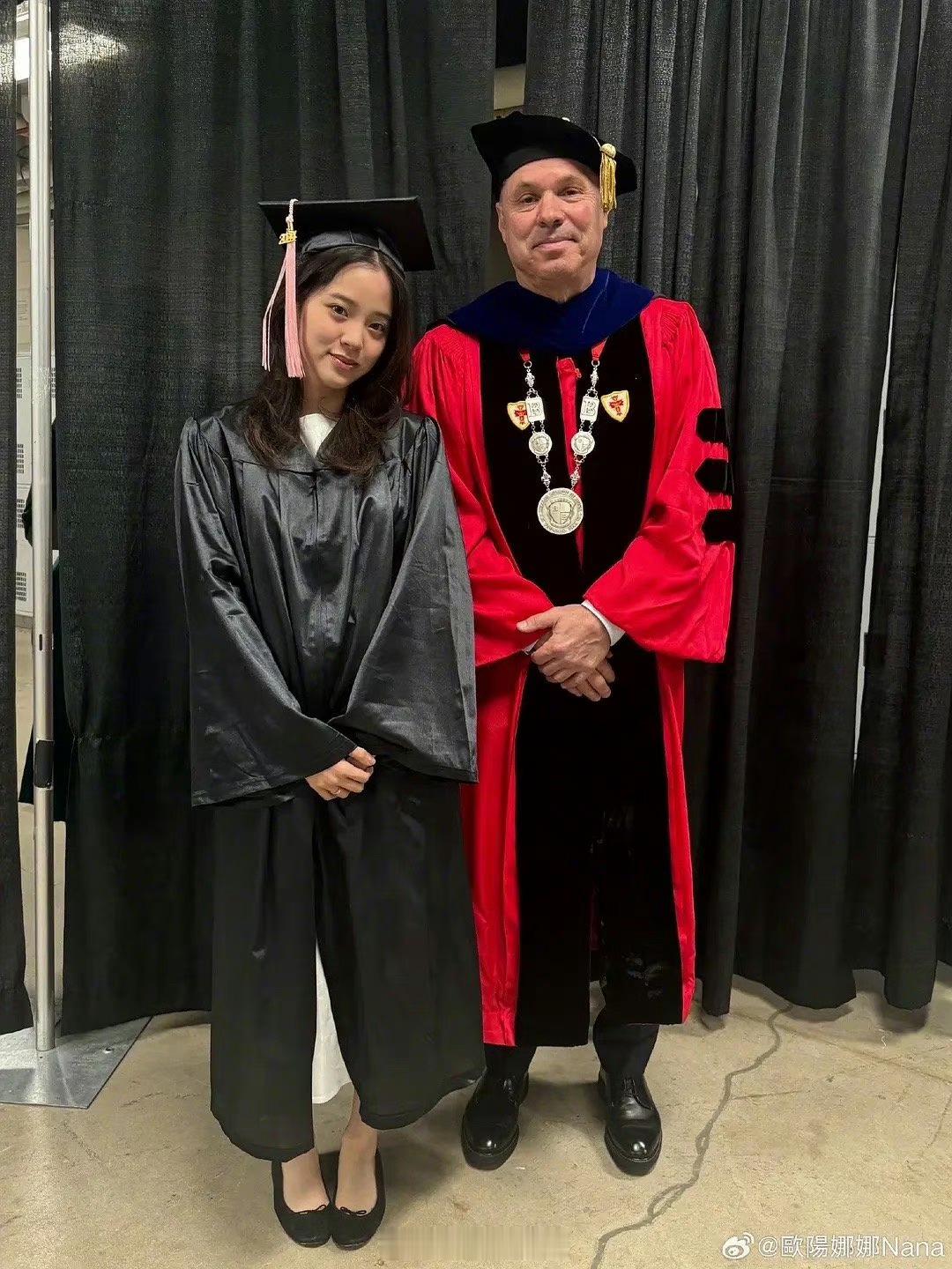 欧阳娜娜和王源都是伯克利的，欧阳娜娜在休学了几年的情况下，终于在今年毕业了。王源