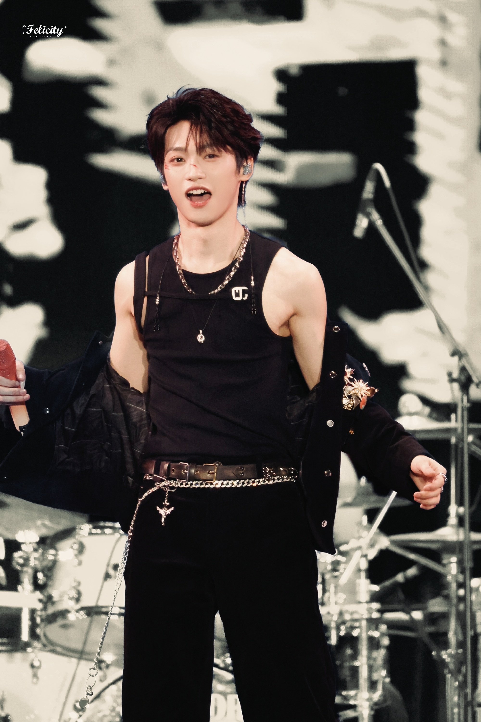 🔮 他们说，青山是否妩媚还须看青山是谁，我摇头我见众生皆草木，唯你是青山.