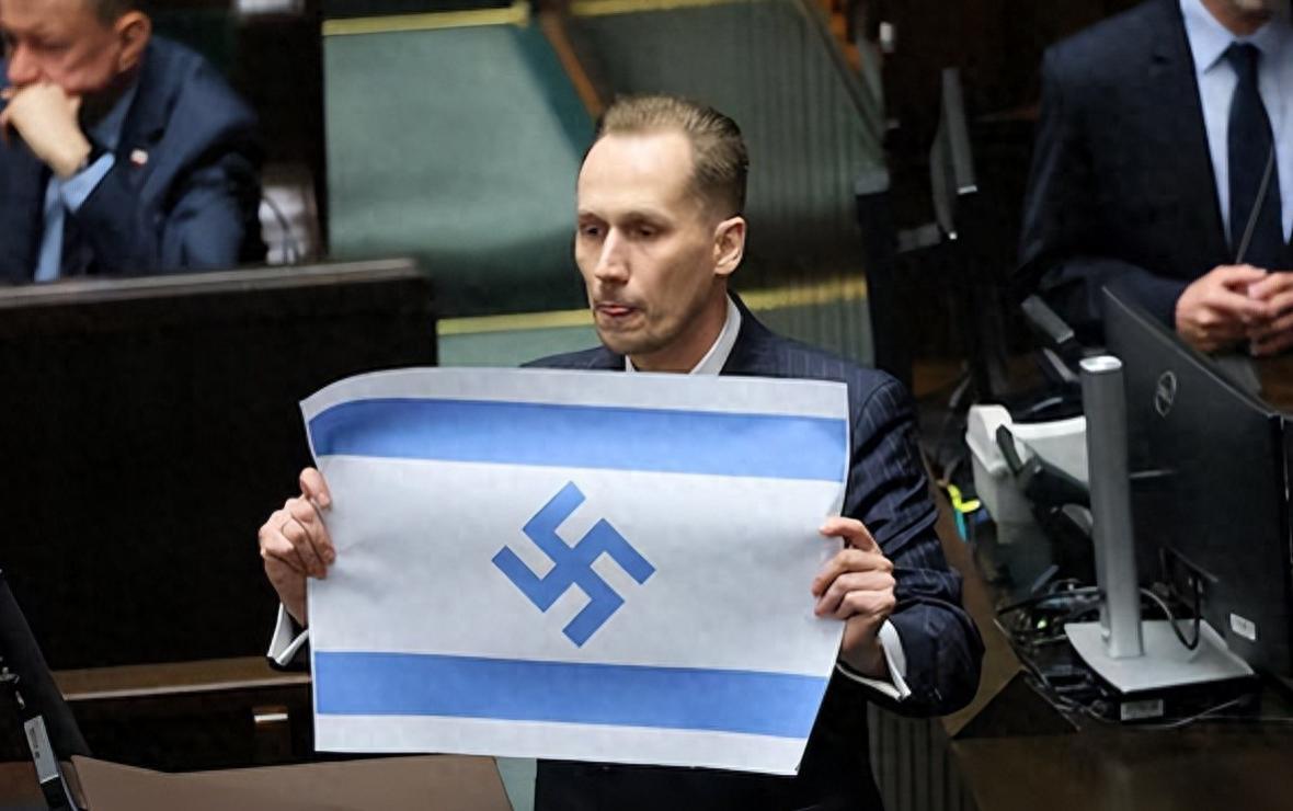 现场开炮！波兰议员当众嘲讽以色列：看好了，你们国旗长这样才对。

最近，波兰议会