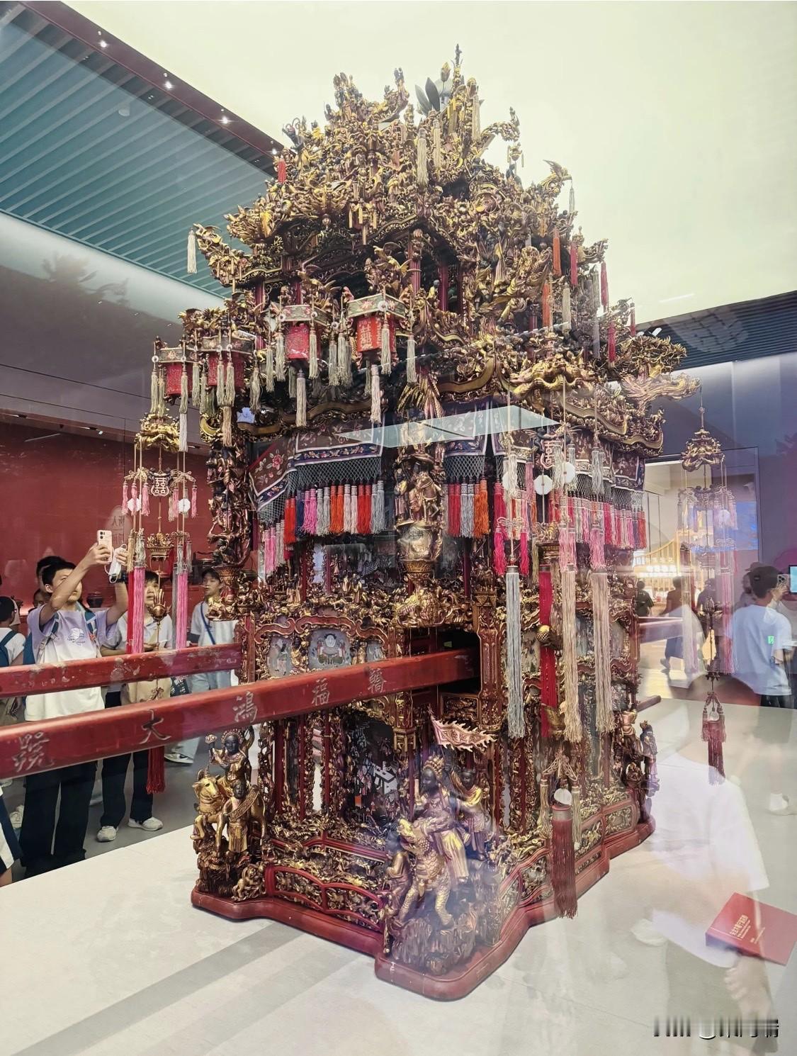 这顶陈列于浙江省博物馆之江馆区的精美花轿，正是大名鼎鼎的“万工轿”，也被称为“天
