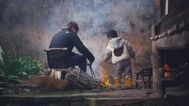 “养了20年的儿子，竟然不是我的！我这辈子都被毁了！”河南濮阳的南先生对着镜头红