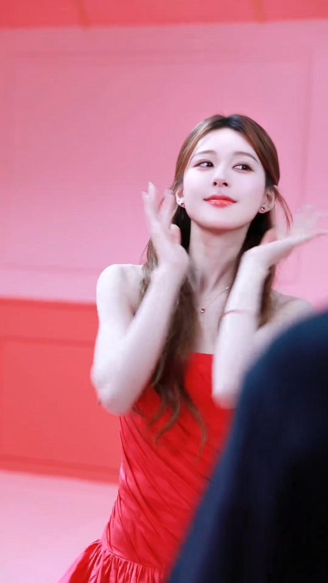 赵露思 粉色仿佛为赵露思量身定制，元气又温柔，把她的清甜感完美释放，少女感扑面而