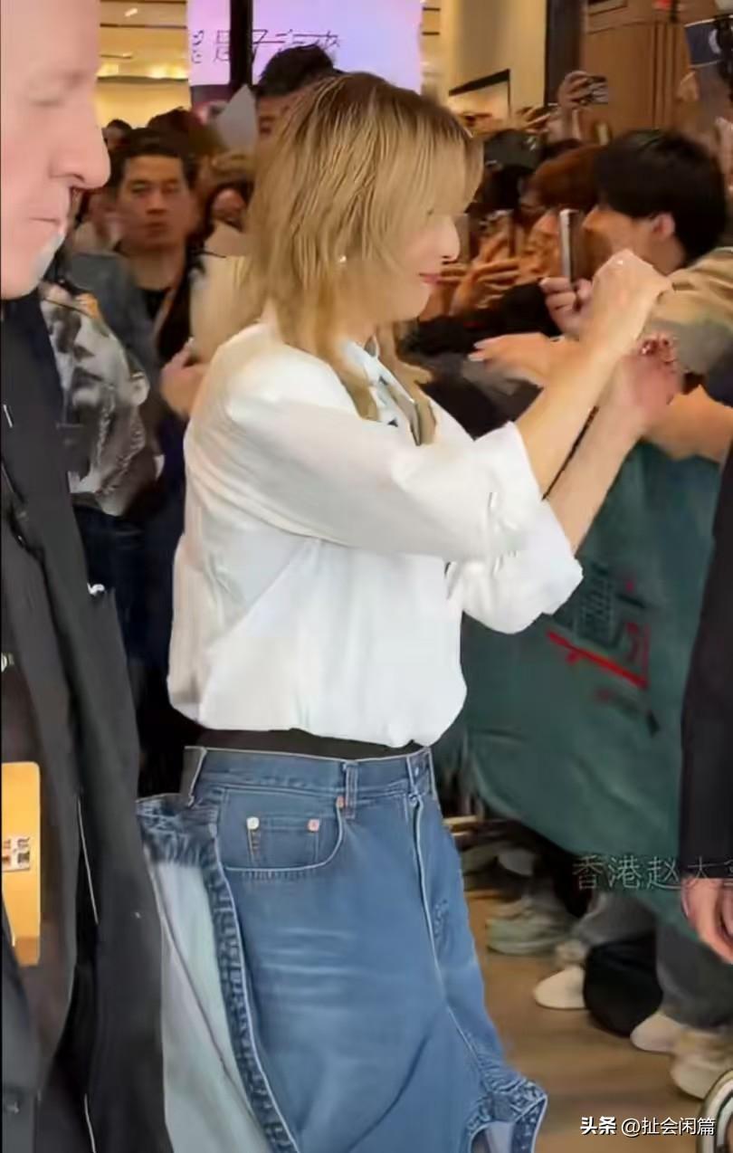 郑秀文的丑衣服真的是穿也穿不完，每一次出来穿的衣服都奇奇怪怪。

这一次是把长裙