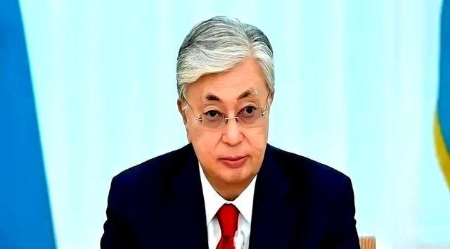 哈萨克斯坦的石油，有个毛病。家门口就是全世界最大的买家——中国，但它偏要把八成的