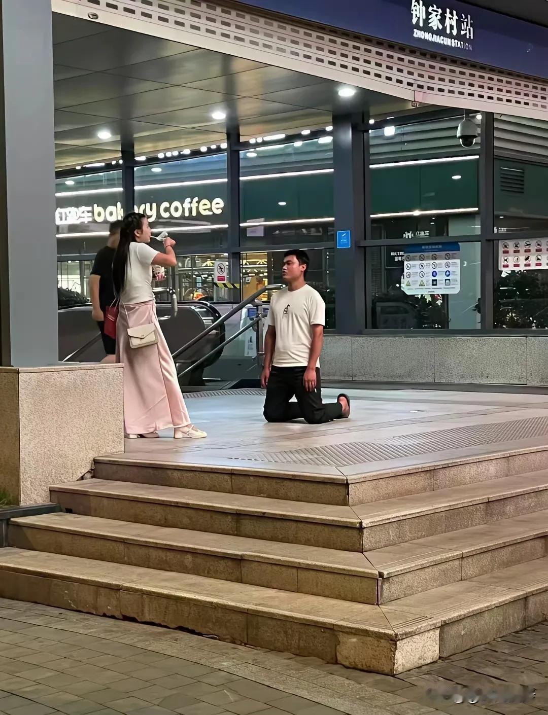 目睹这令人唏嘘的一幕，你的内心作何感想？女人倚着栏杆，品尝着美味钙奶，看到对面男