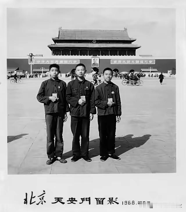 50年，从少年到白头，天安门的风还在吹
 
1968年的国庆，三个少年揣着红宝书