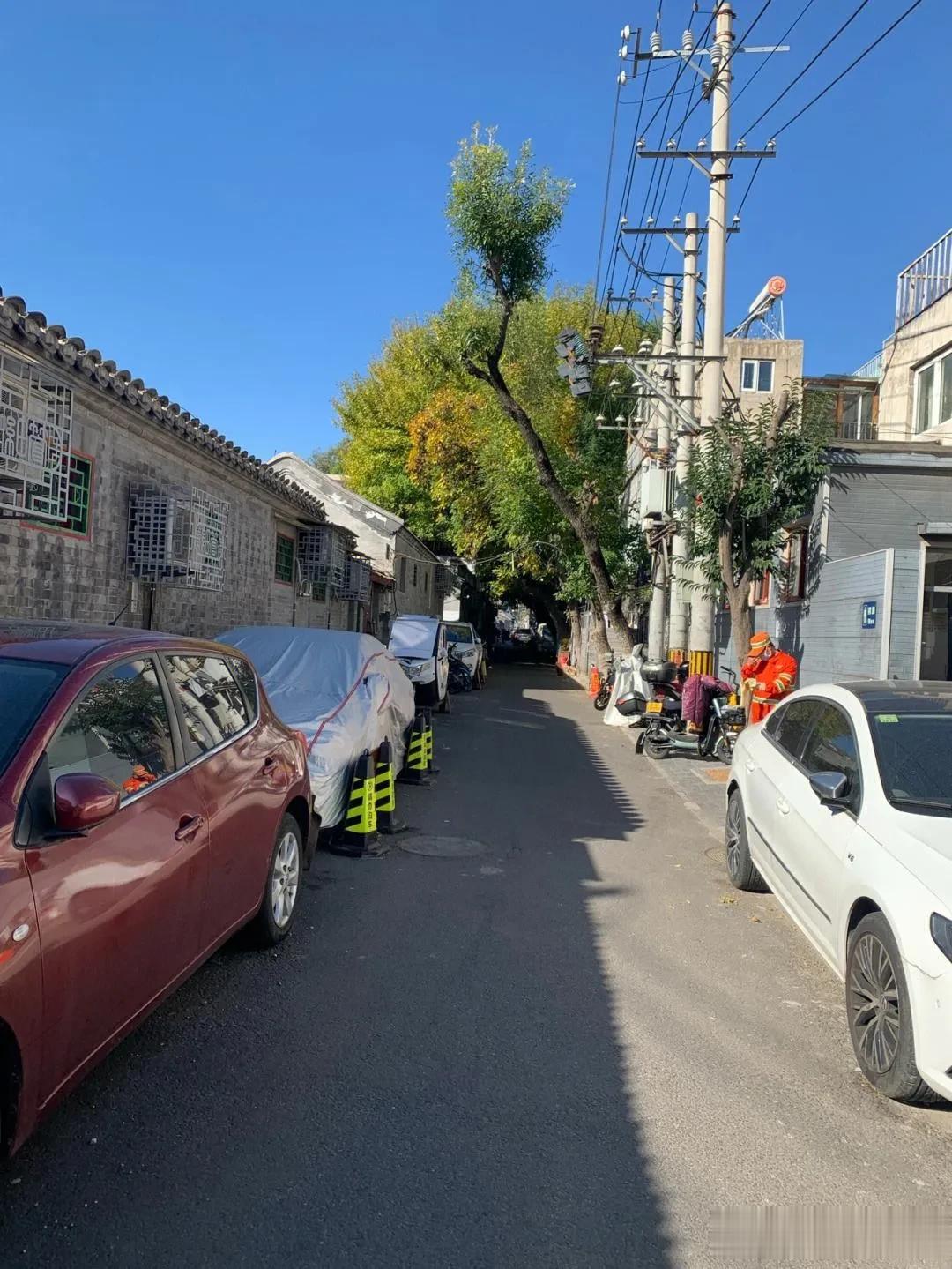 #秋之童话# 
感受宁静。逛北京胡同可以让人忘记现代生活的繁杂与喧嚣，感受一份久