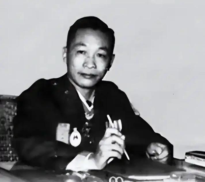 潜伏在主席身边的特务，因一根烟而暴露身份，主席：他有问题！有的时候，一个很小的细