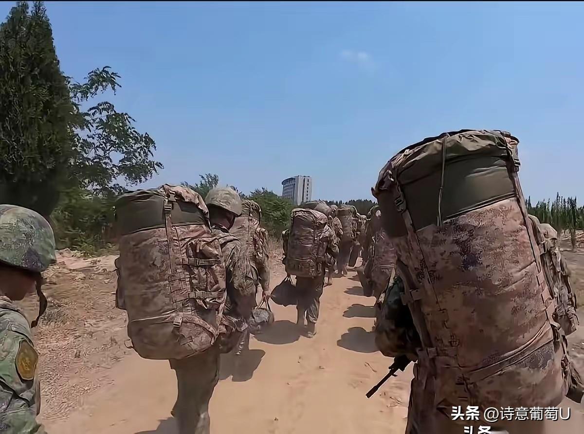 刷到几张照片，看得我都愣住了——现在的兵哥哥背上那个包，鼓鼓囊囊的，沉甸甸的，感