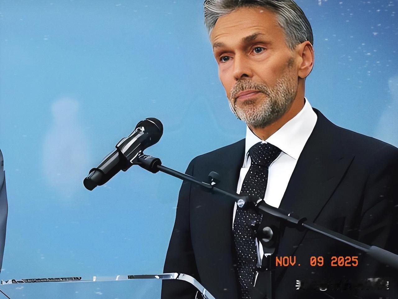 彻底摊牌了，不装了，
荷兰ASML直接关了门，之前的幻想都打碎了。

荷兰这么做