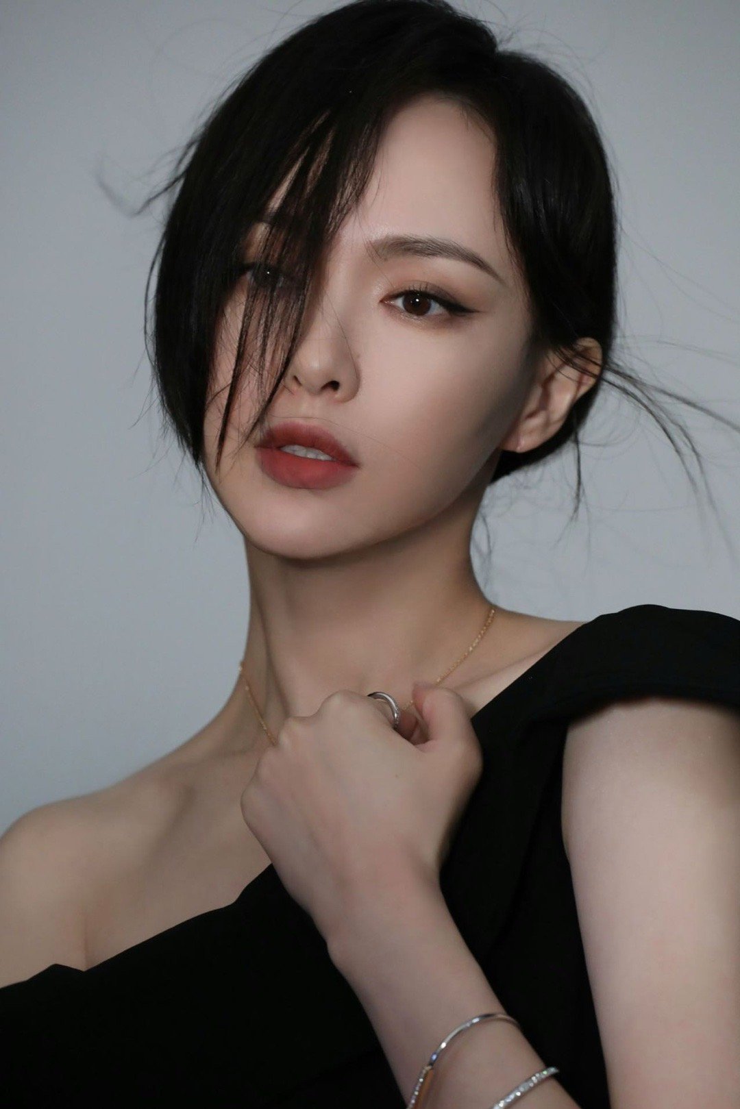 唐嫣先锋质感大片 再看与T锦绣的合作，依然有破圈感：朋克短发下的细腻表情，先锋造