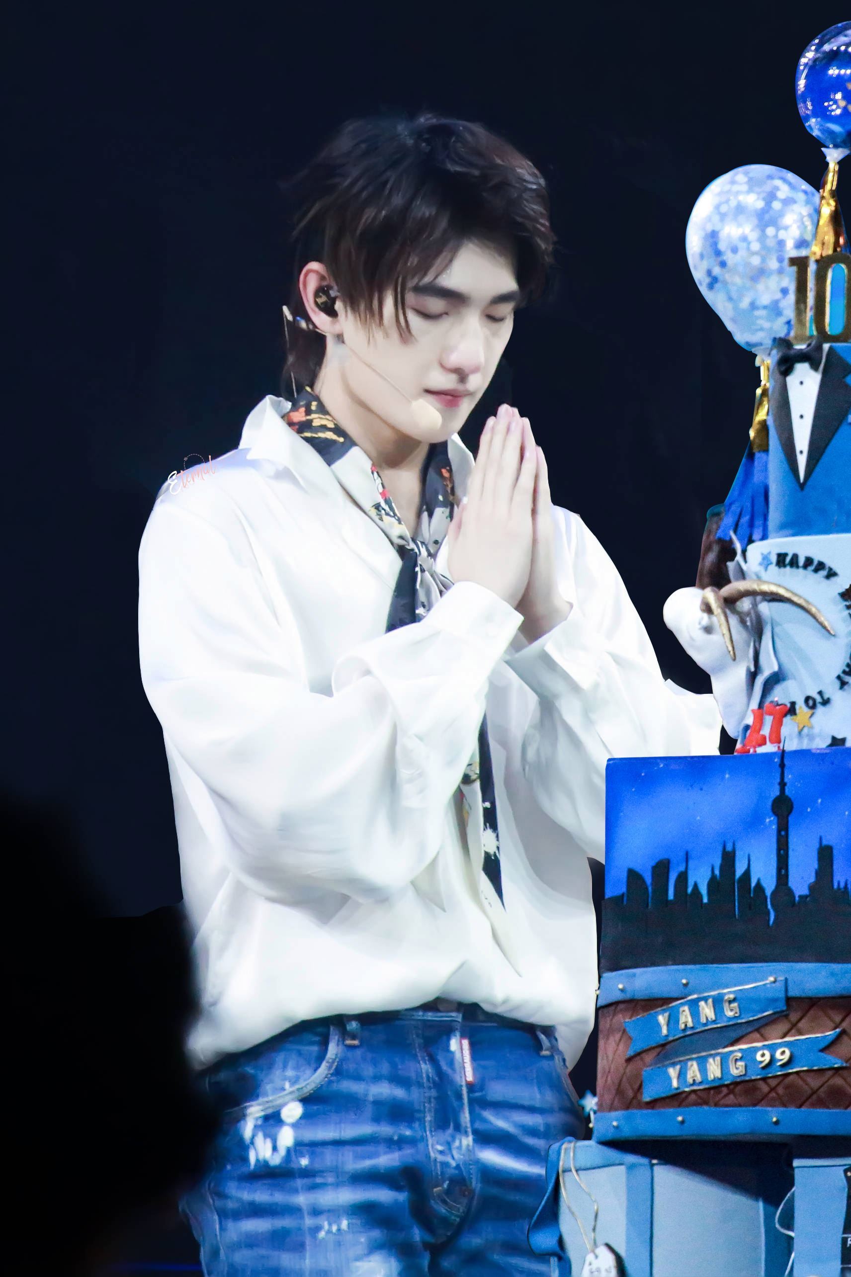杨洋生日快乐！愿所有期许都如愿，平安顺遂，永远闪闪发光。🎂​​​