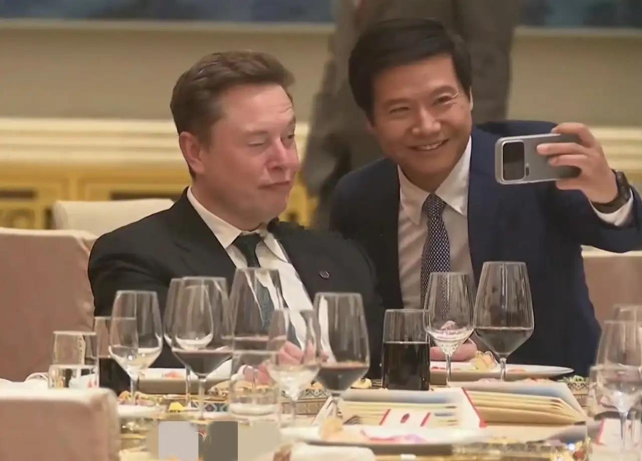 马斯克到底多有钱，我不知道，但我知道一点，那就是马斯克，居然在大会堂晚宴上这么松