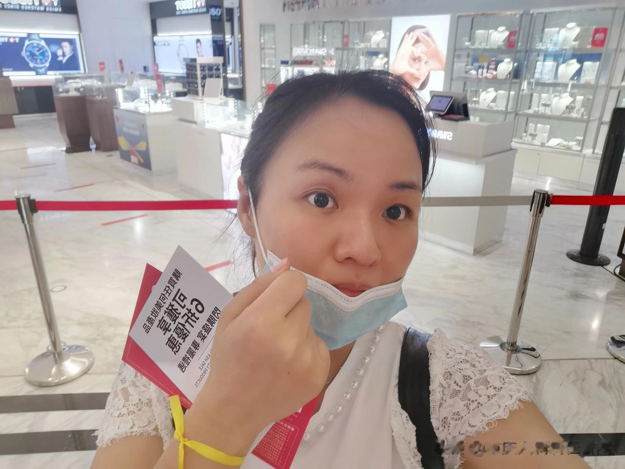排队进入免税店买化妆品，6折優惠，自己也要多屯点货慢慢用