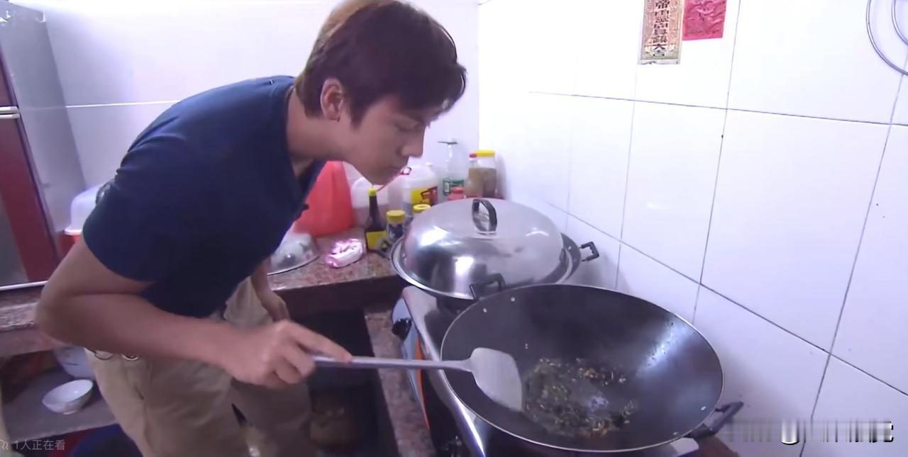 香港明星陈伟霆回到家乡广东云浮乡下，亲戚教他煮家乡菜，一道紫苏芝麻锅鸭，一道冬菇