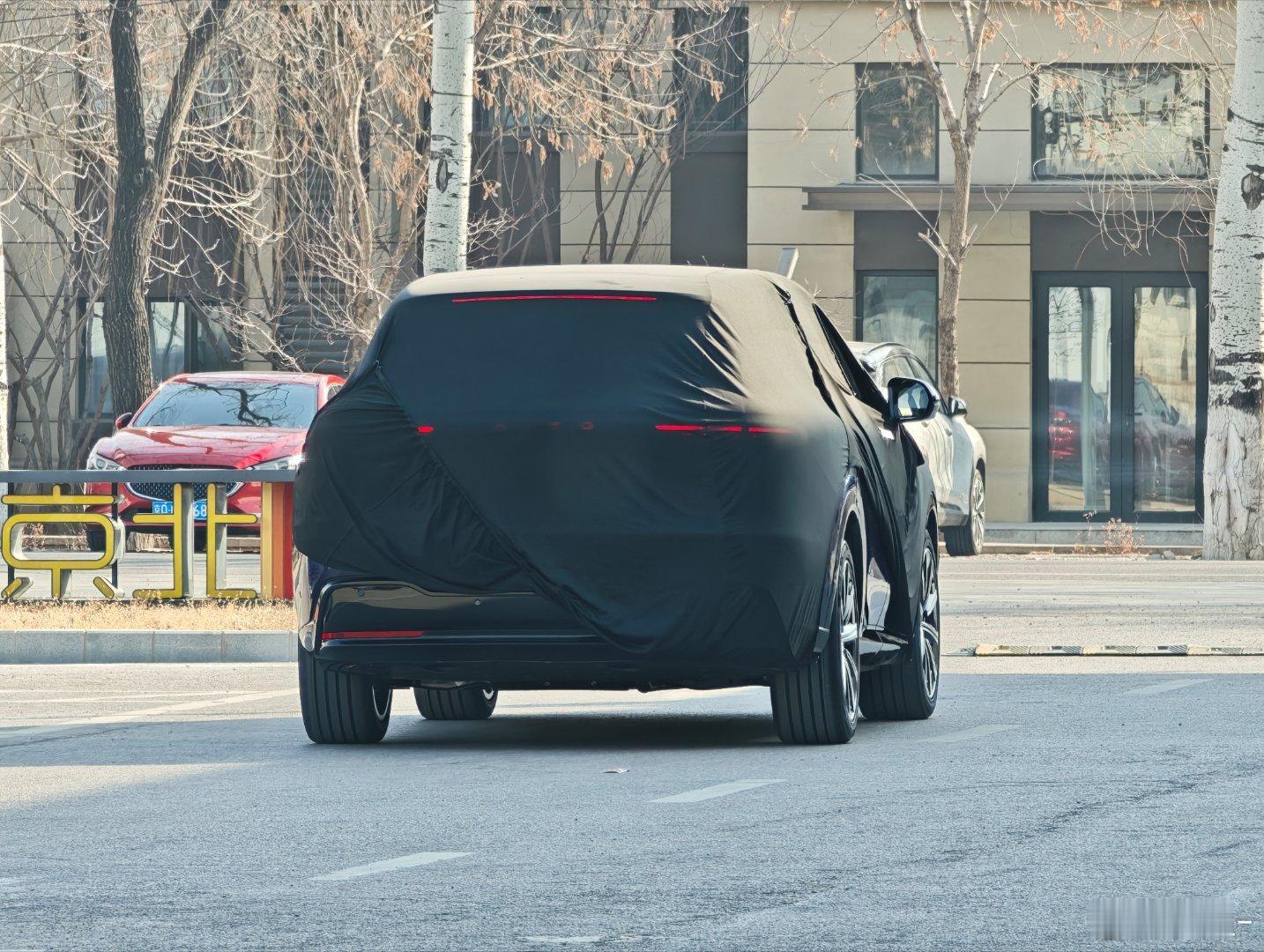 犹抱琵琶半遮面，猜猜我看到了啥？实车还是有点气场的问界m6