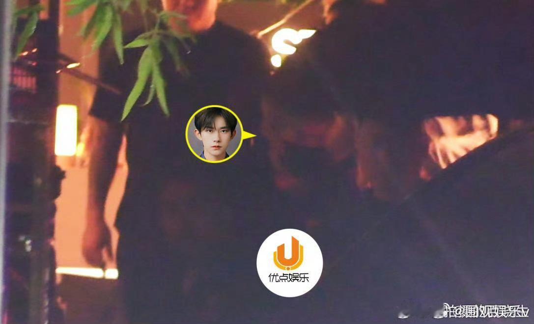 易烊千玺所乘车辆与路人发生剐蹭易烊千玺所乘车辆剐蹭路人 这司机太不小心了 后续怎