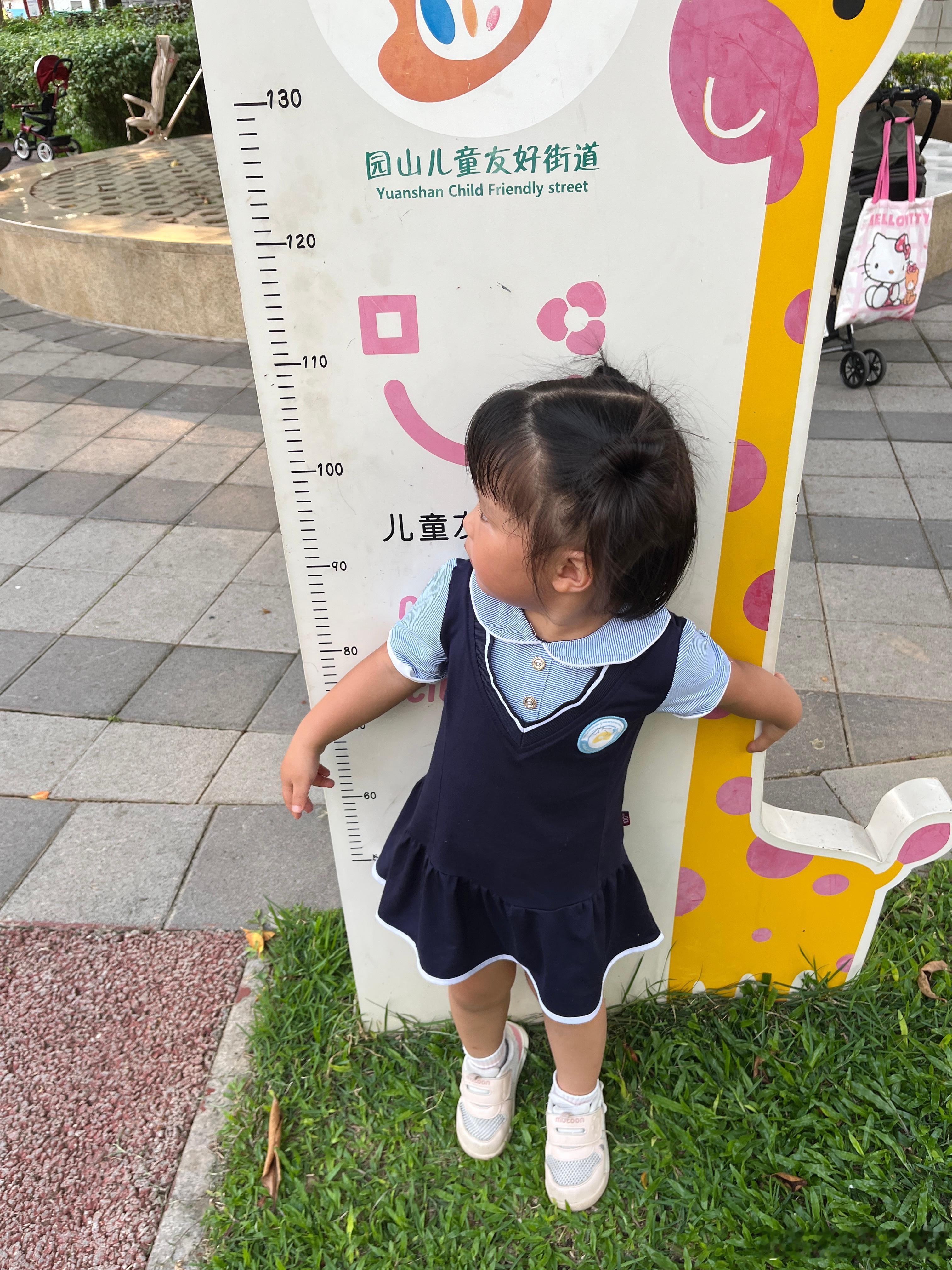 叫我带滑板车给她，要来找昨天那个姐姐一起比赛，人家都没来。长高了，她发现这个量身