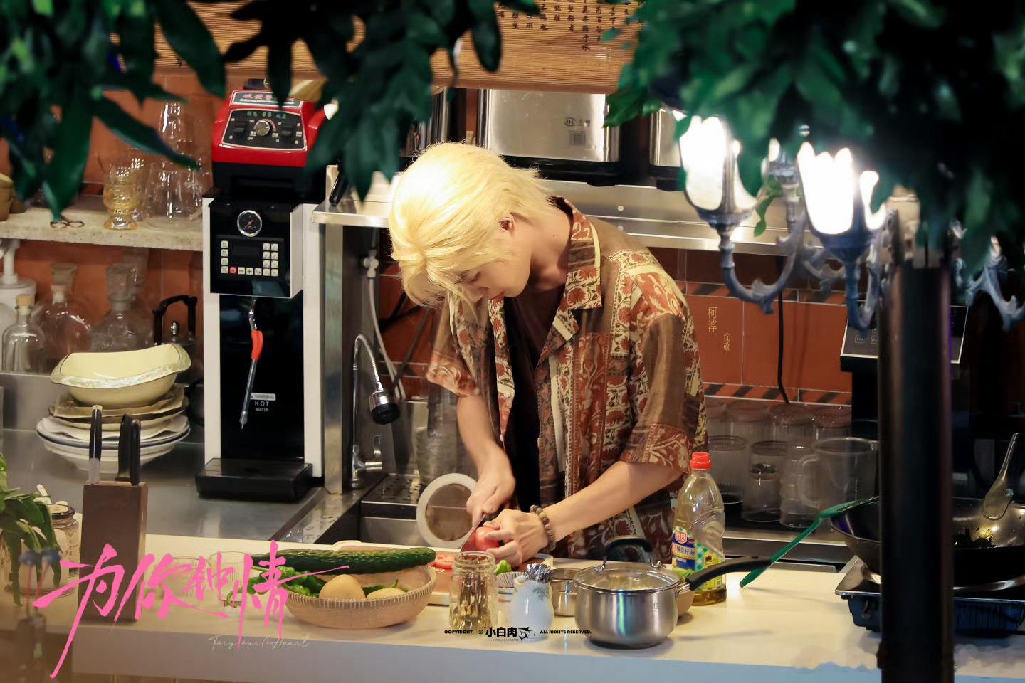 柯淳 瘦了是不是上镜好看一点柯淳为你钟情的路透图也很帅喔，海岛风浓郁！治愈系拉满