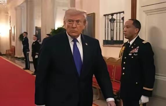 最近国际上出了个很有意思的信号：特朗普那边，居然在访华之前，主动把一笔快落地的 