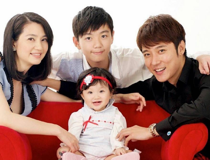 洪欣和张丹峰吵完架后，再次开始撒狗粮。张丹峰去接孩子，洪欣在老公回来的时候，要给