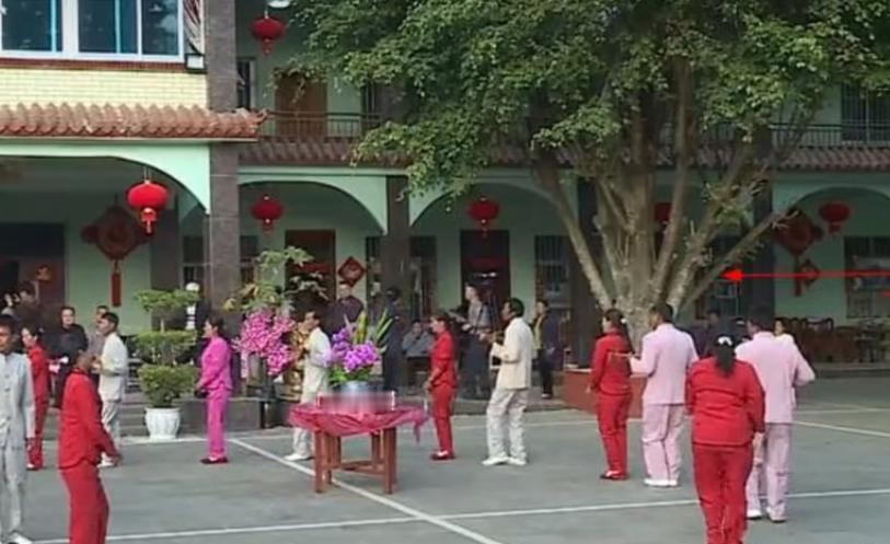 缅北明家别墅日月府遭袭？同盟军拿下制高点，四大家族要巷战。

三个月前还在这儿给