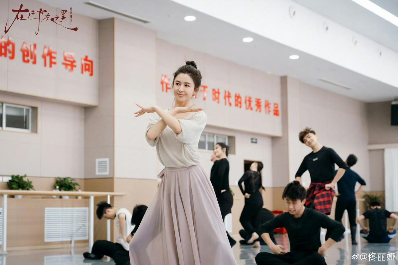 今天来聊聊酒窝女神——佟丽娅。
娱乐圈有很多女演员小时候都是舞蹈生，可能因为有表