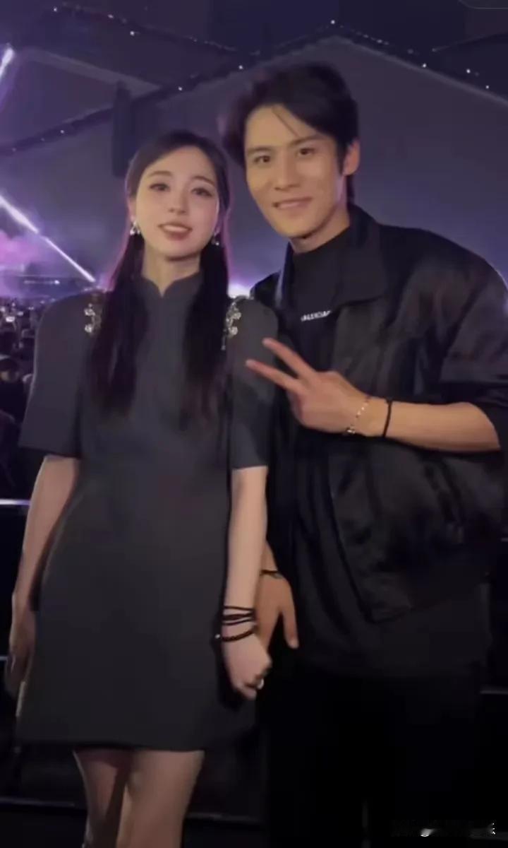 这是不是“你方唱罢我登场”？
小杨哥看似快要“塌房”，又换大杨哥秀起了恩爱，
虽