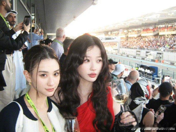 何超莲晒和虞书欣合照 我嘞个豆呀，这俩大美女梦幻联动啦！哎哟哟我们可爱的欣欣子到