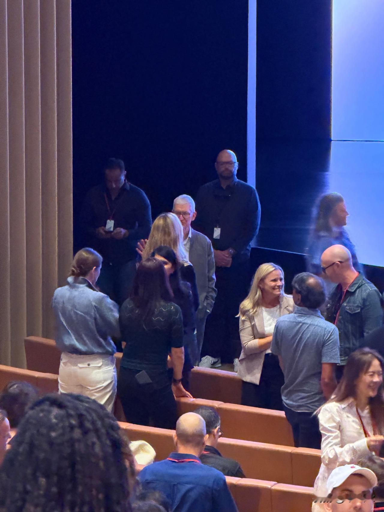 Tim Cook 现身发布会现场

15年，第一次发布会之前见到他。