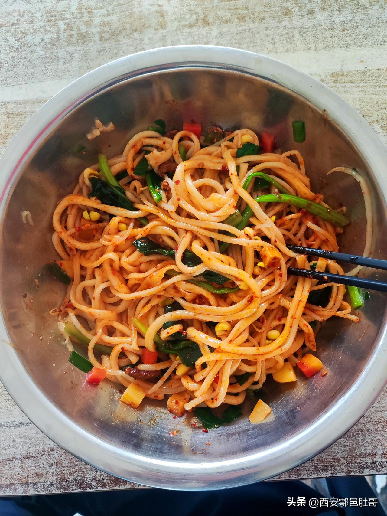 在陕西关中道的街边小面馆，还真有用盆装面的情况。陕西人爱吃面，面食种类粗略统计约