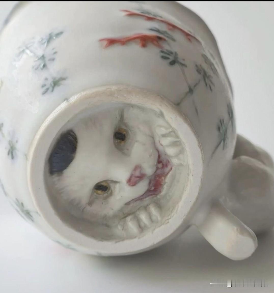 叹为观止，美丽的小猫杯！
可爱与邪恶并存！[呲牙]