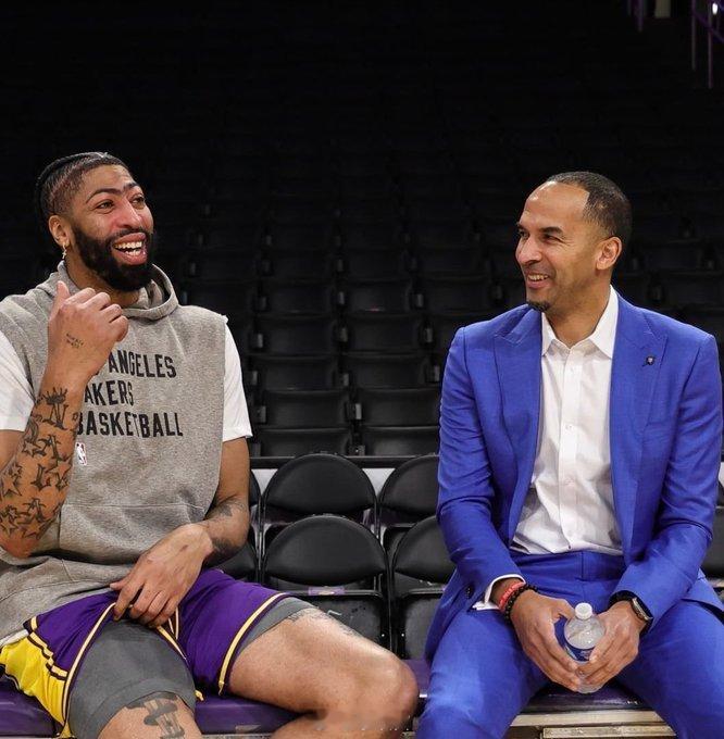 浓眉已经因左小腿拉伤缺席六场比赛，TA报道，他自己想复出，哈里森也催促他尽快回归