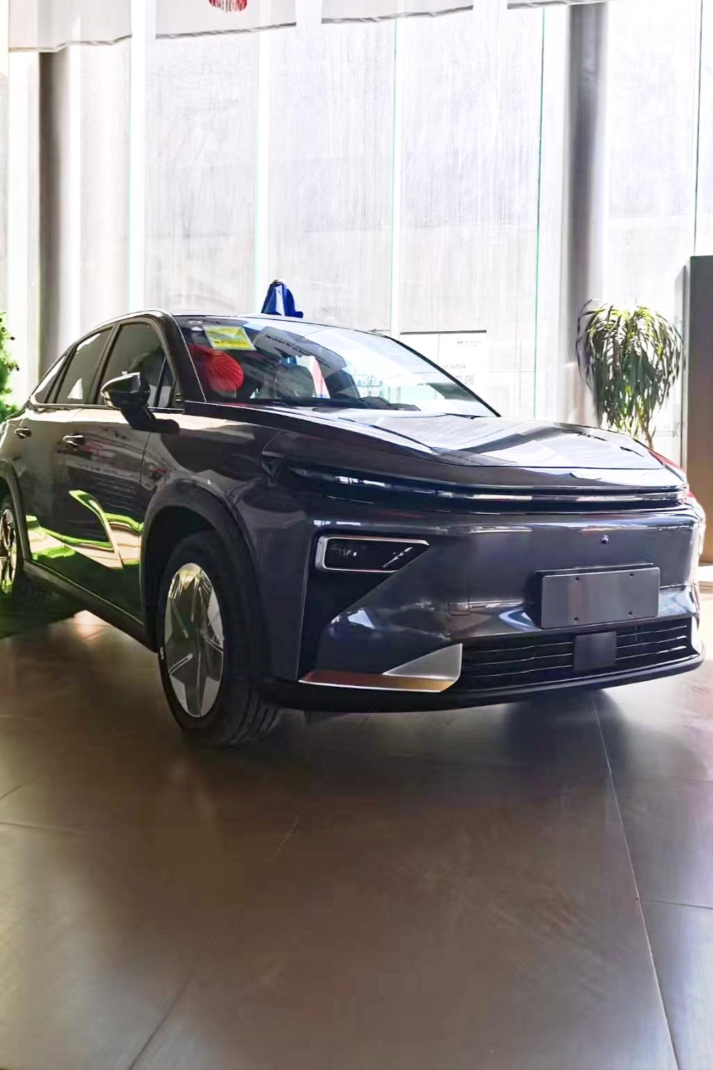 博越REV这车设计的还挺带劲，我比较喜欢。前脸设计的还挺饱满的，整体的层次感也听