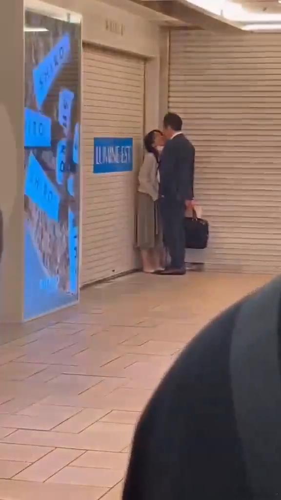 在日本，大声喧哗和边走边吃东西会被认为是不礼貌的，但显然这样做完全没问题。 