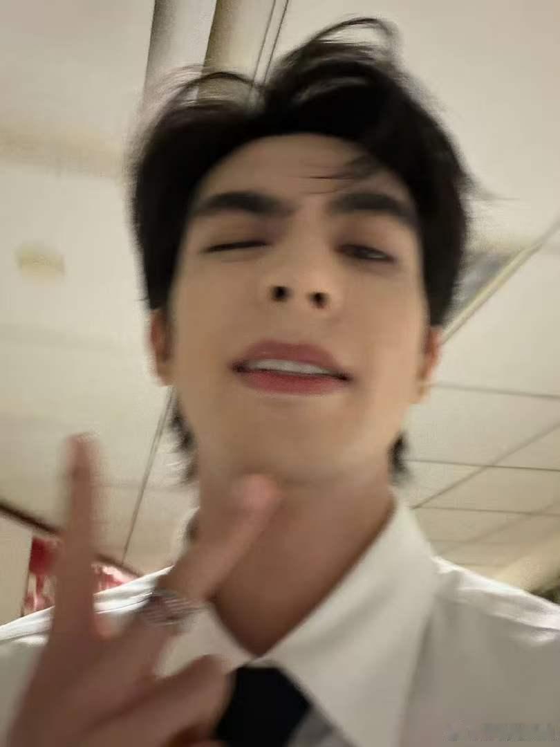 宋威龙牛魔王造型白衬衫配黑领带，矜贵帅气，却用头发别出一对可爱牛角，精英感与萌感