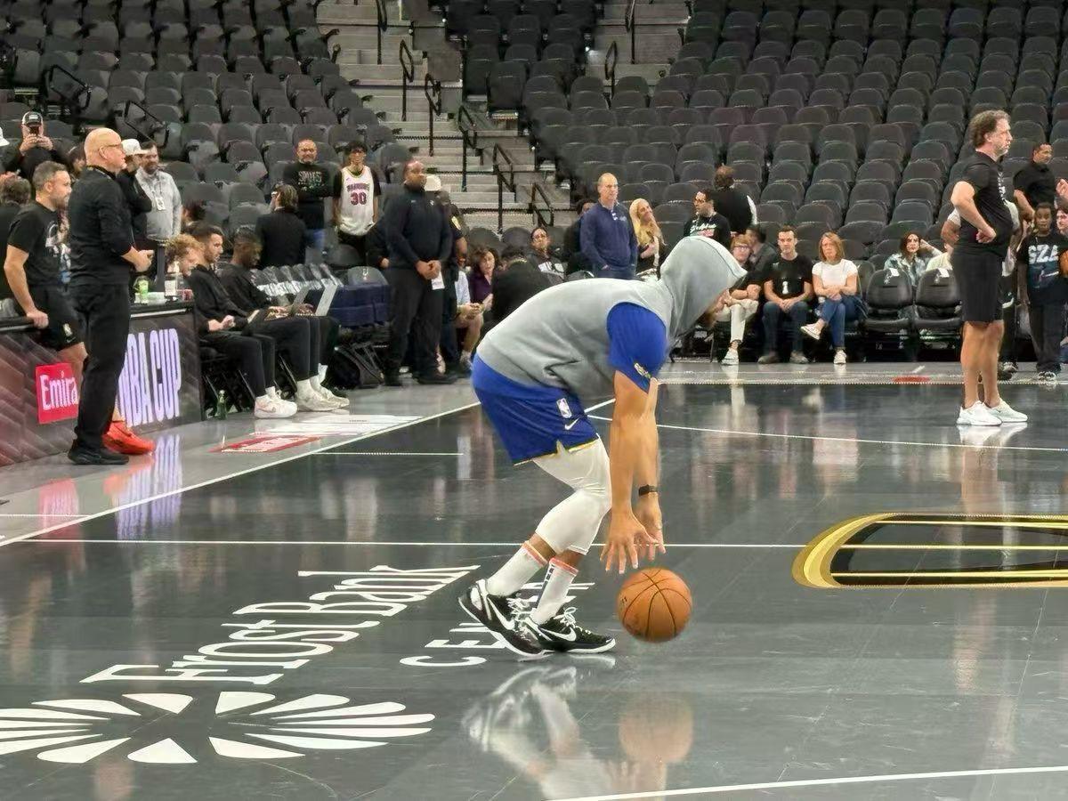 库里今天穿上了科比的球鞋…太不习惯了😂