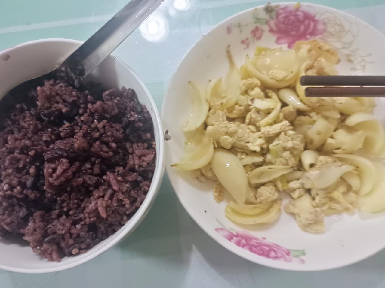 又到好做午饭的时候了，外面下雨，就好好的做点午餐在家老老实实的吃点行了，用小电饭