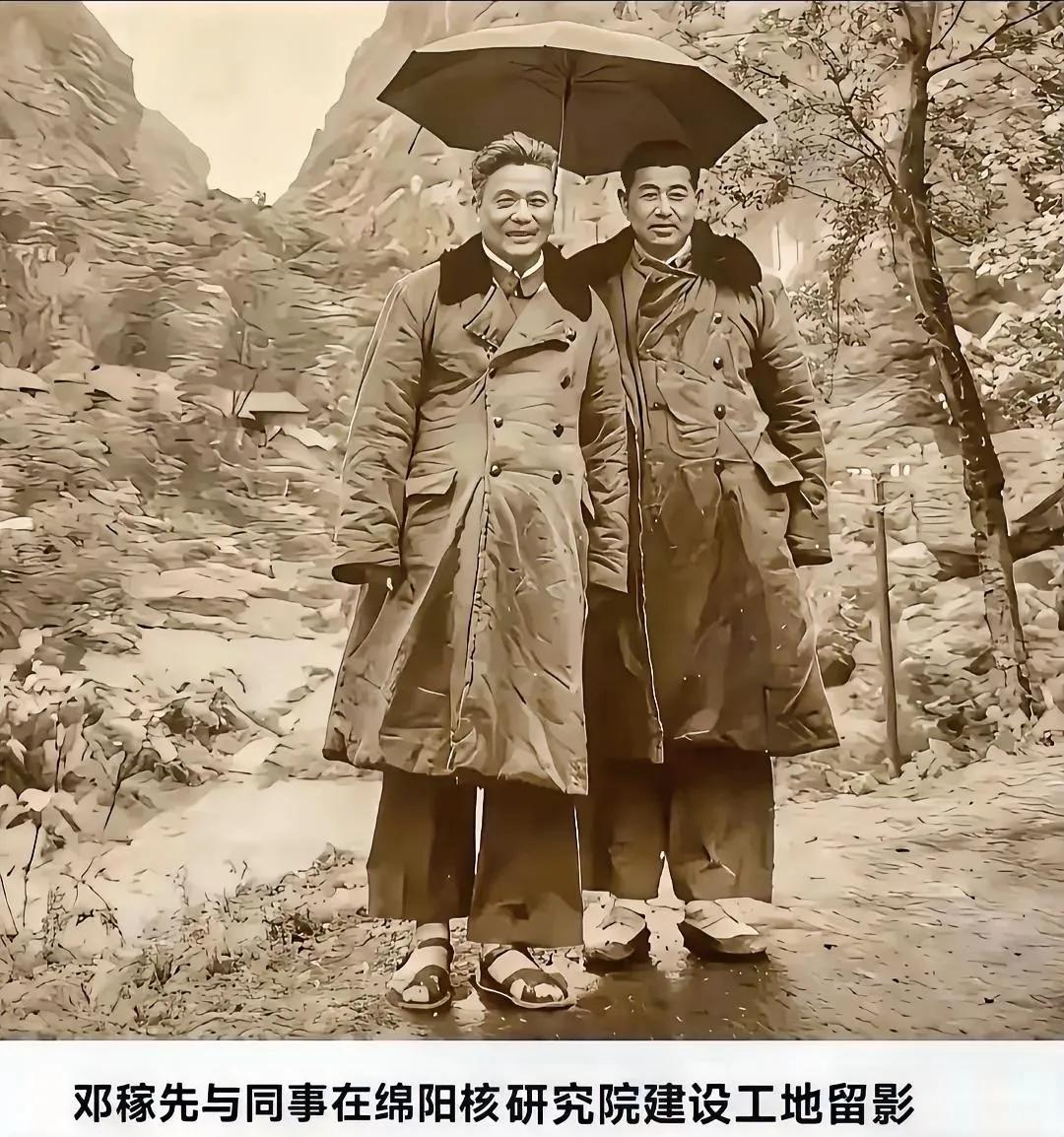 震撼人心！共和国两弹元勋邓稼先，在寒冬的风雨中，脚下只有一双凉鞋。可见当时国力之