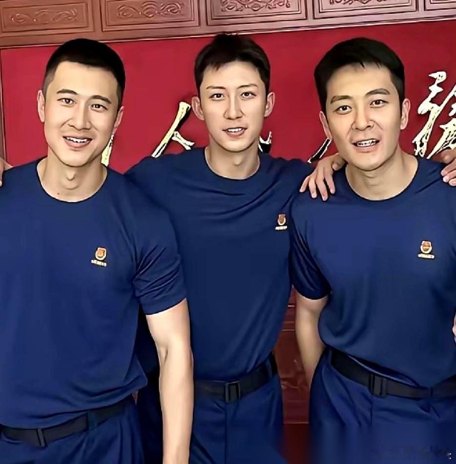 内娱男星的腹肌，原来都是假的。 黄景瑜的腹肌照全网疯传，但邻居却说，总看见他背个