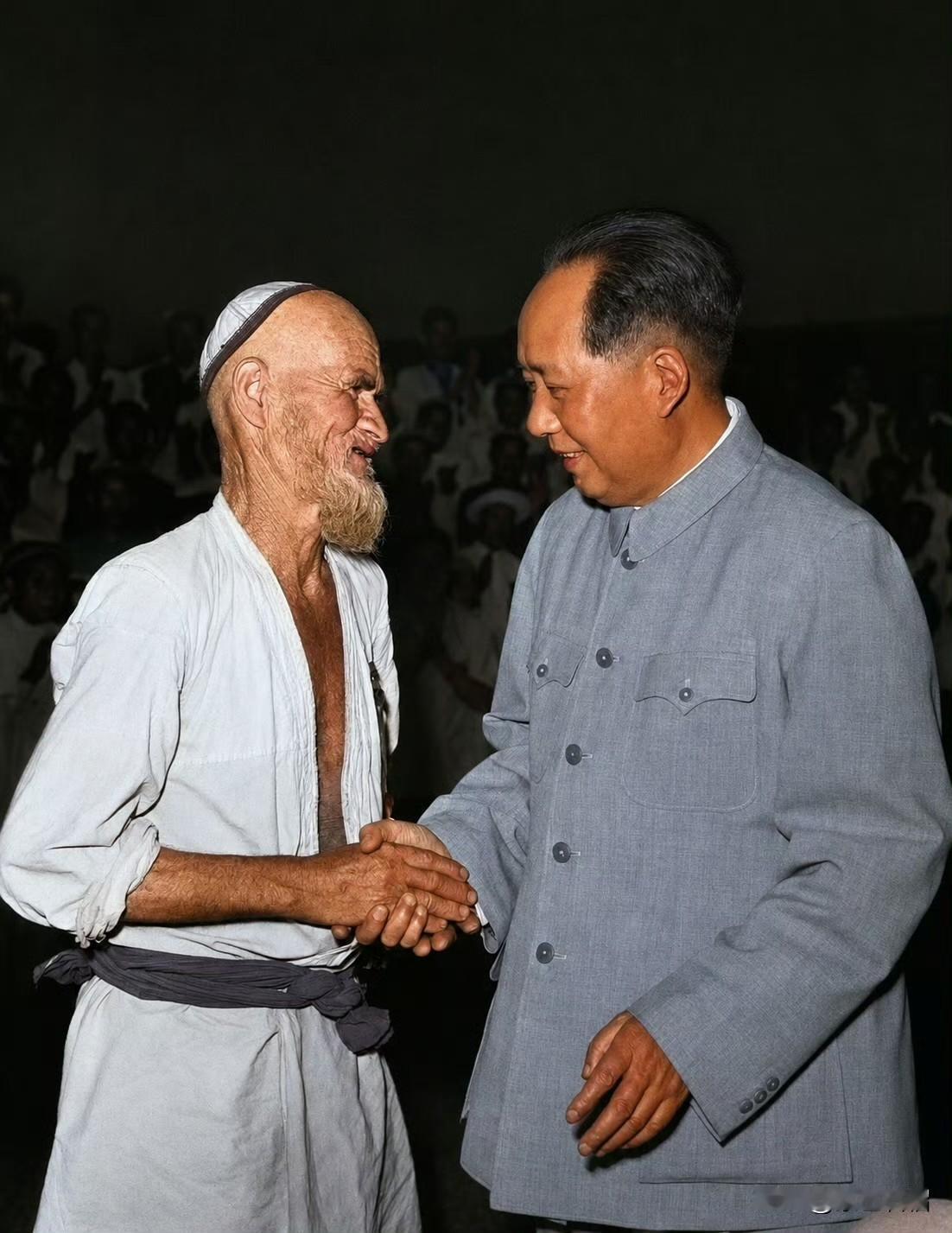 老照片：1958年6月28日，毛主席在中南海接见新疆于田农民“库尔班大叔”。
 